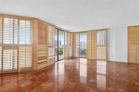 20185 E Country Club Dr #1406