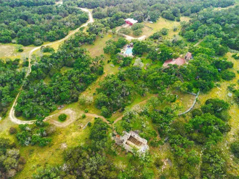 1218 Oakwood Loop