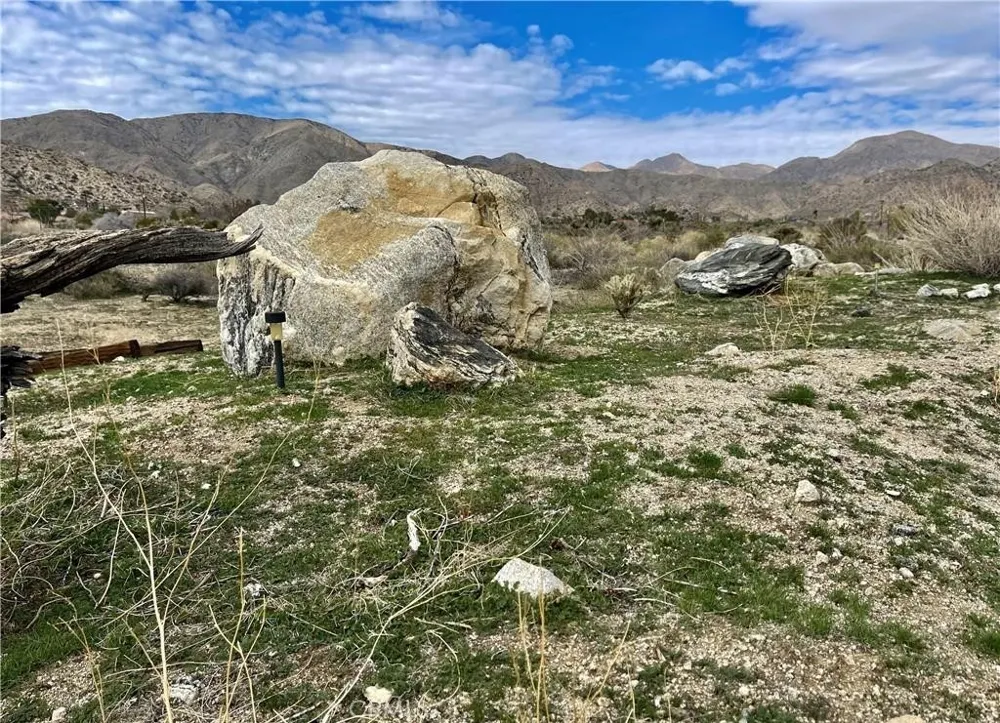 11040 Mescalero Avenue Morongo Valley, CA 92256