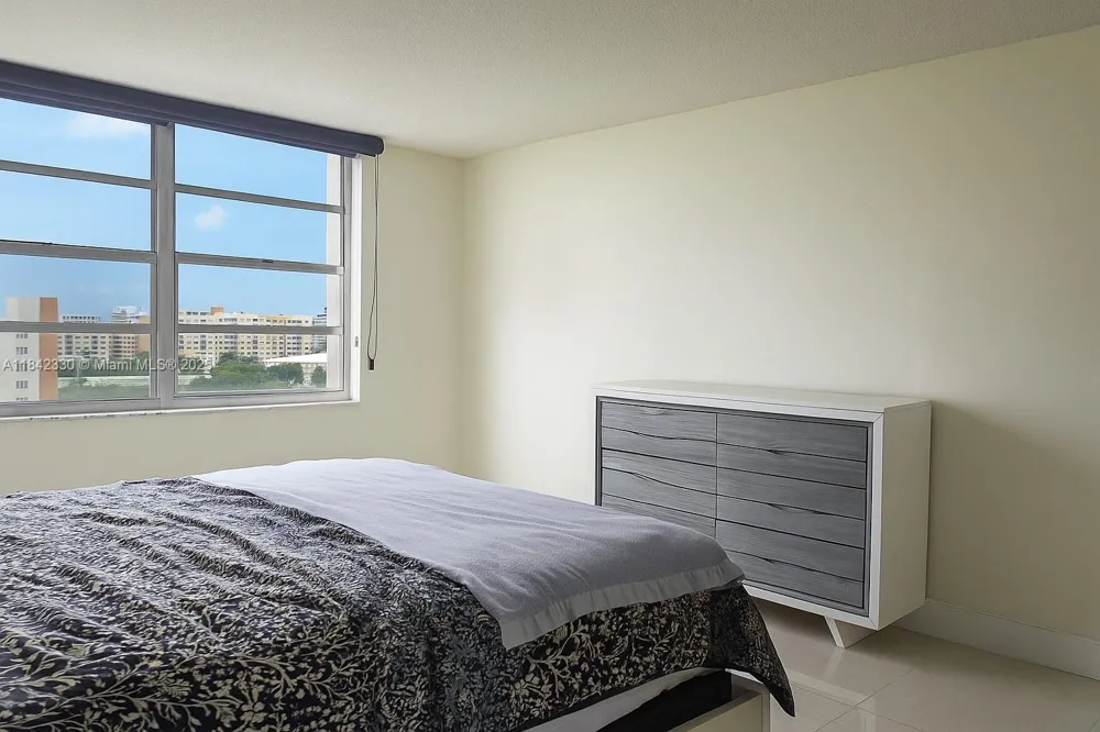 2780 NE 183rd St #1001 Aventura, FL 33160