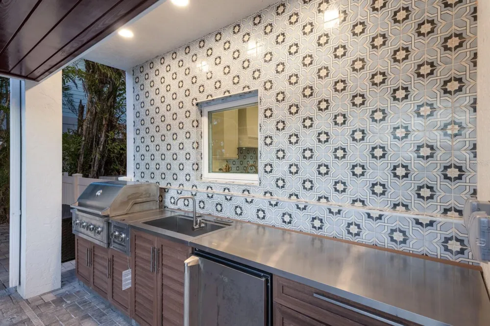 212 OAK AVENUE Anna Maria, FL 34216