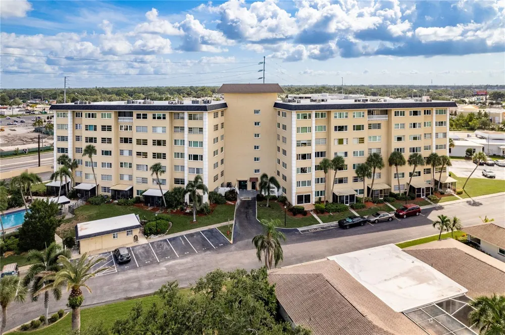 8950 PARK BOULEVARD #702 Seminole, FL 33777
