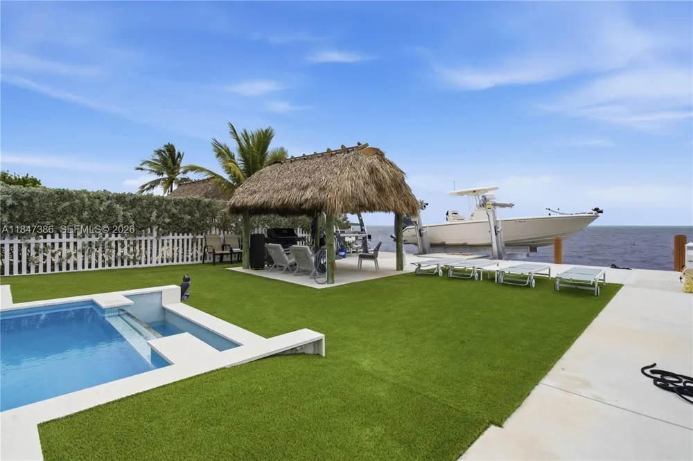 235 Tavernier Dr Key Largo, FL 33070