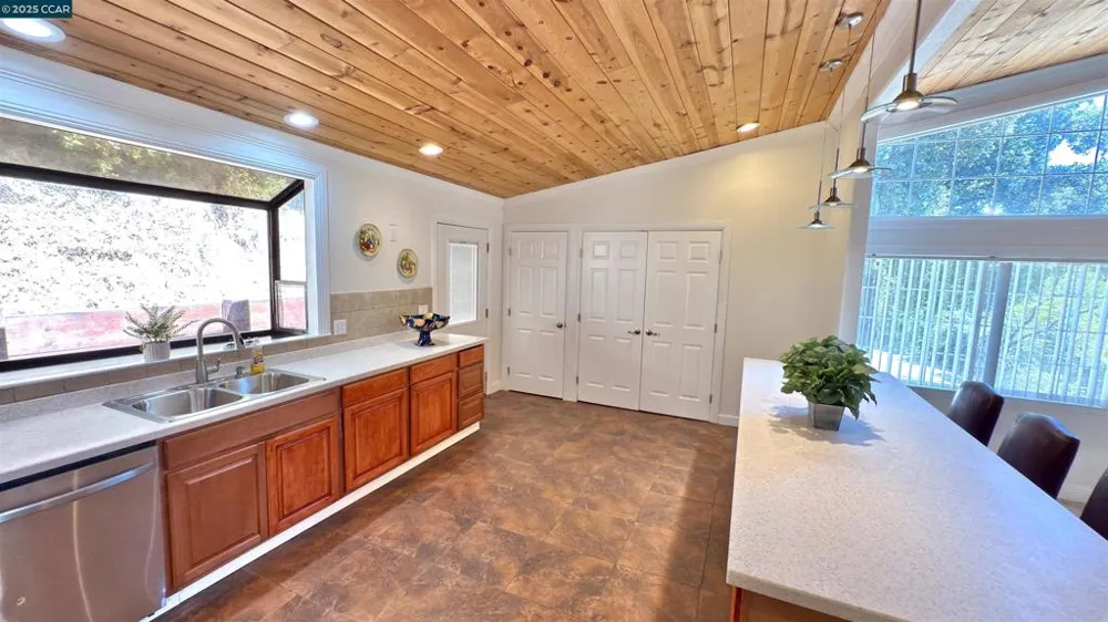 5935 Sunrise Ct Lower Lake, CA 95457