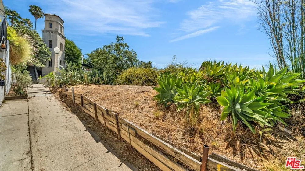 2172 Broadview Terrace Hollywood Hills, CA 90068