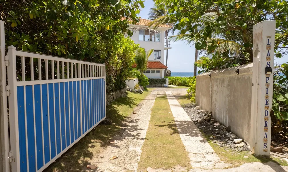 294 BRAVOS DE BOSTON Vieques, PR 00765