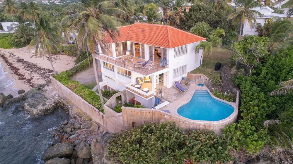 294 BRAVOS DE BOSTON Vieques, PR 00765
