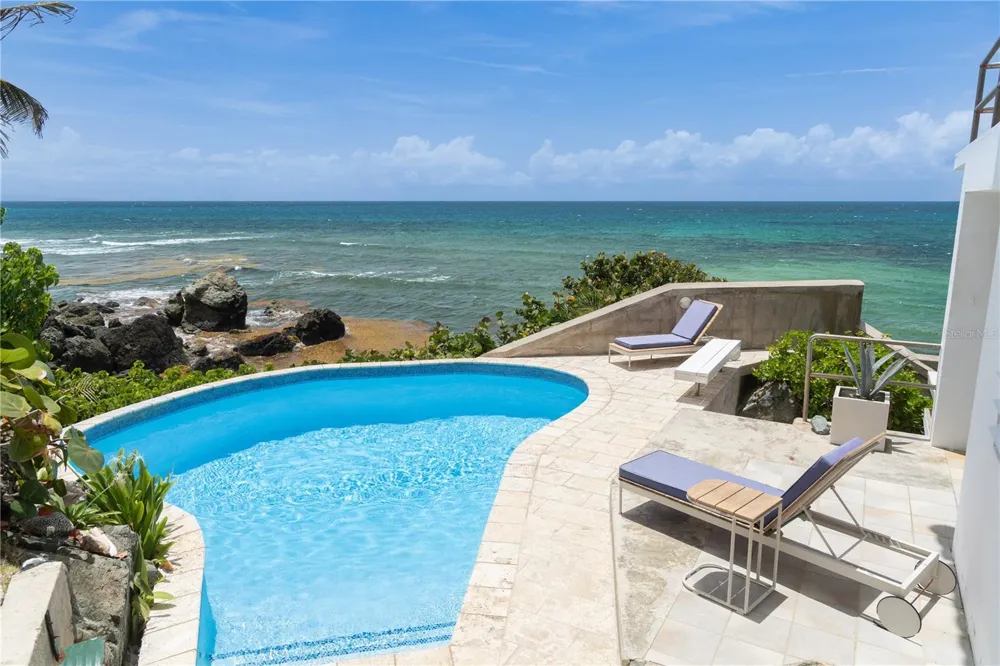 294 BRAVOS DE BOSTON Vieques, PR 00765