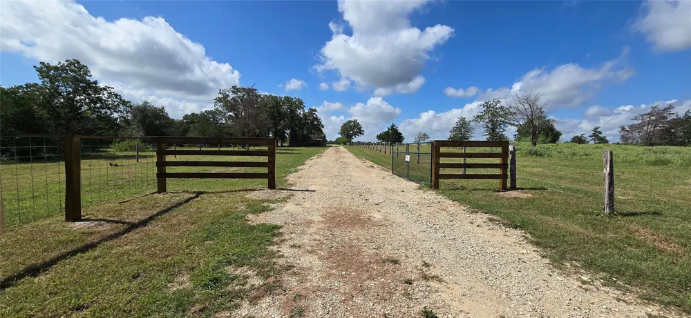 1974 County Road 404 Flatonia, TX 78941