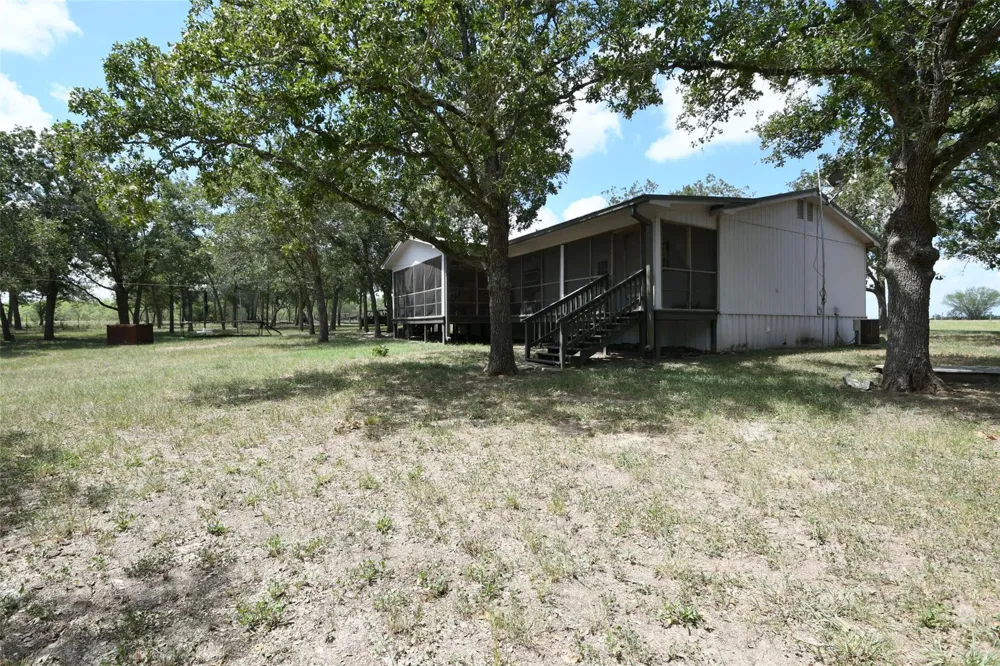 1974 County Road 404 Flatonia, TX 78941