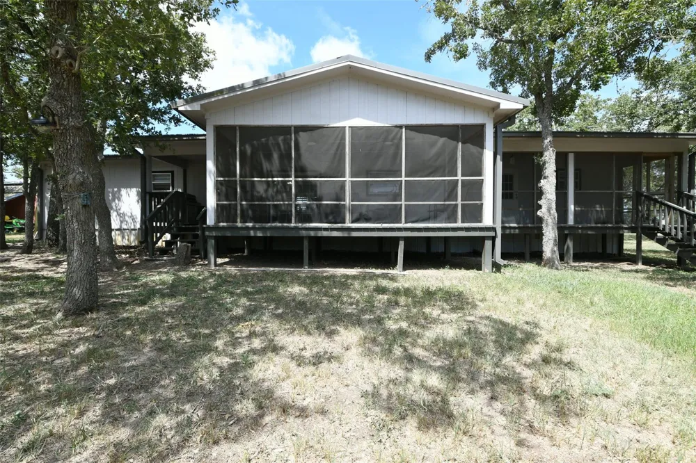 1974 County Road 404 Flatonia, TX 78941