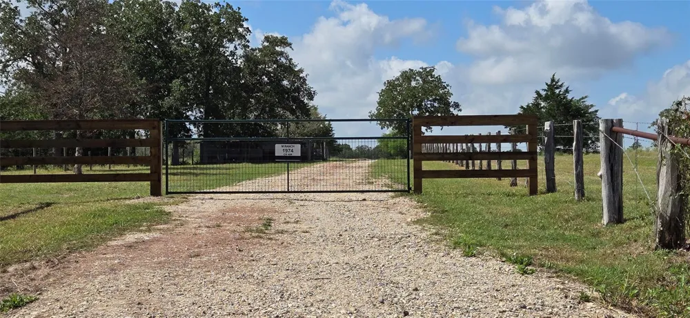 1974 County Road 404 Flatonia, TX 78941