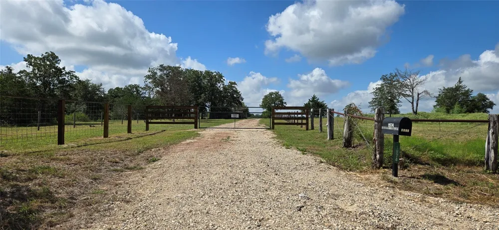 1974 County Road 404 Flatonia, TX 78941