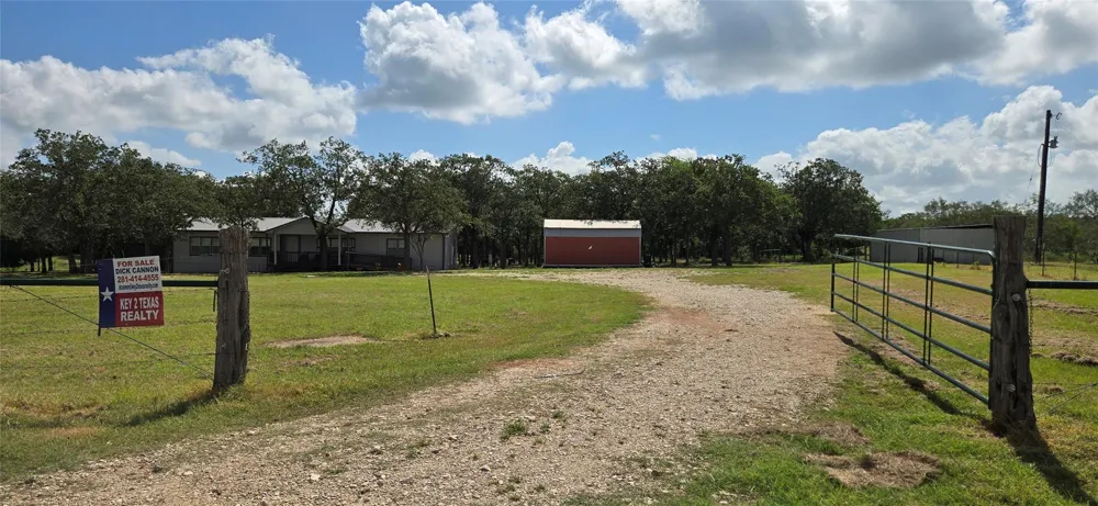 1974 County Road 404 Flatonia, TX 78941