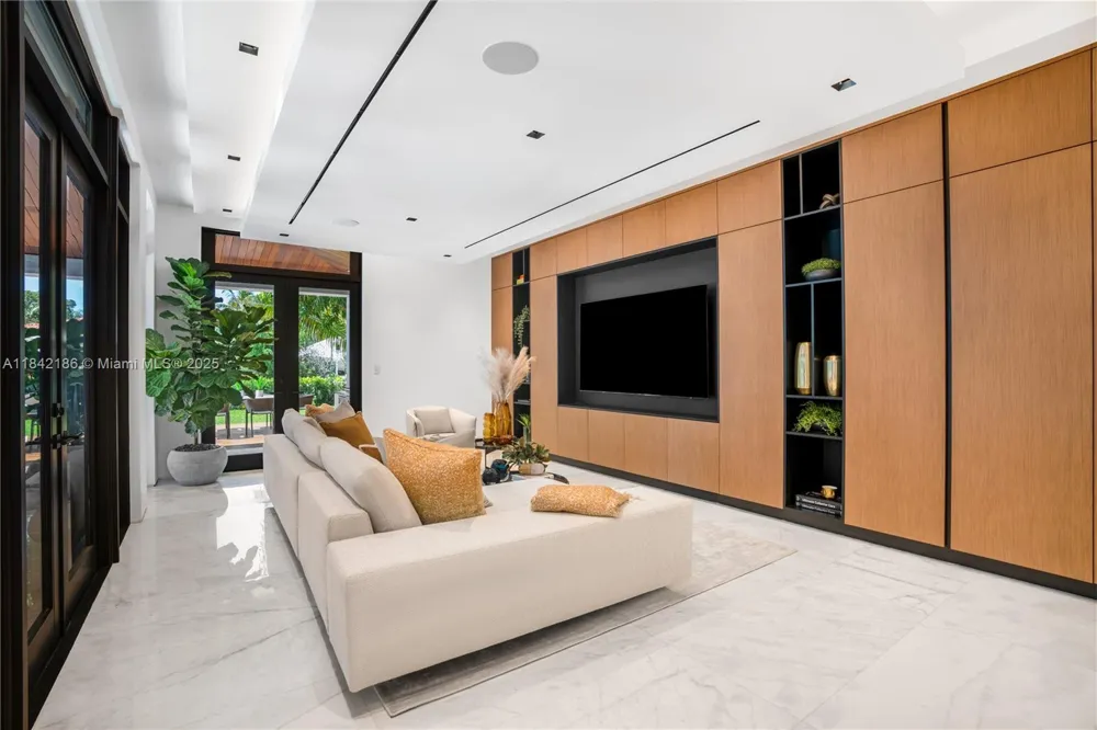 4241 Palm Ln Miami, FL 33137