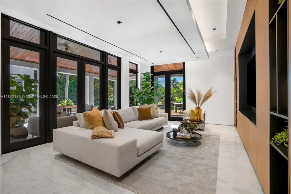 4241 Palm Ln Miami, FL 33137