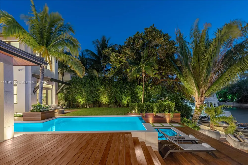 4241 Palm Ln Miami, FL 33137