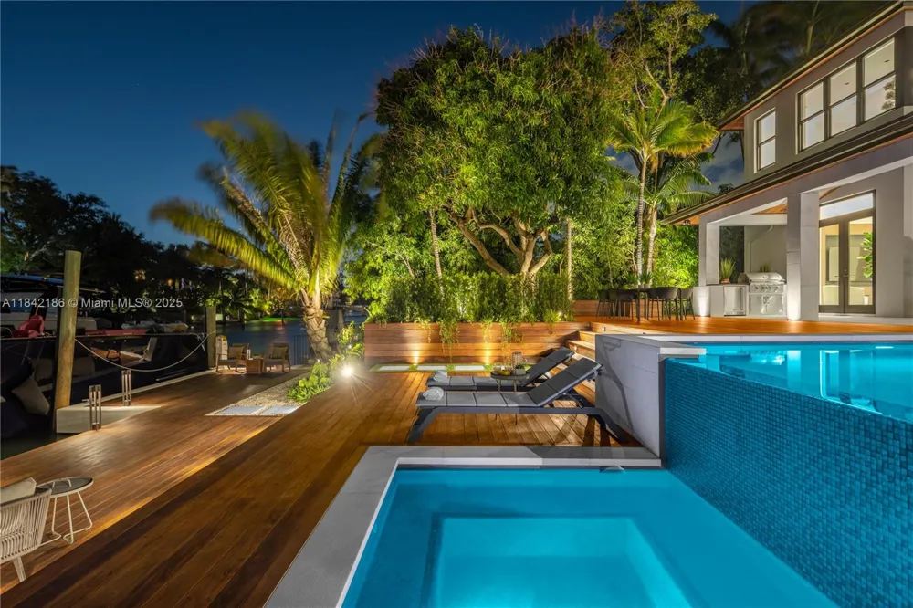 4241 Palm Ln Miami, FL 33137