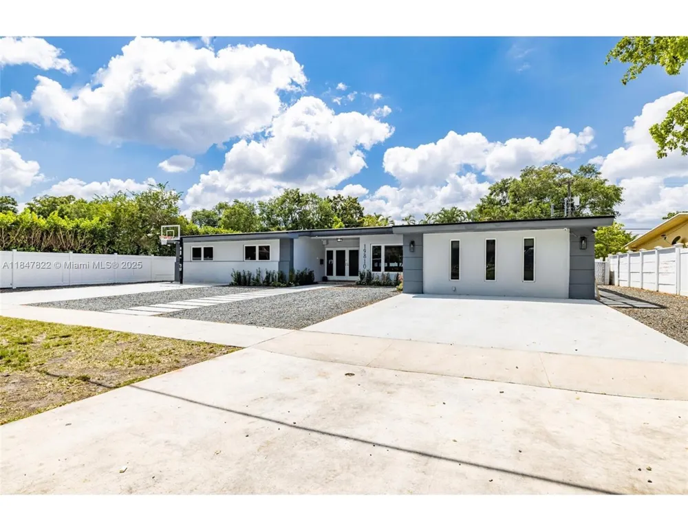 19810 NE 22nd av Miami, FL 33180