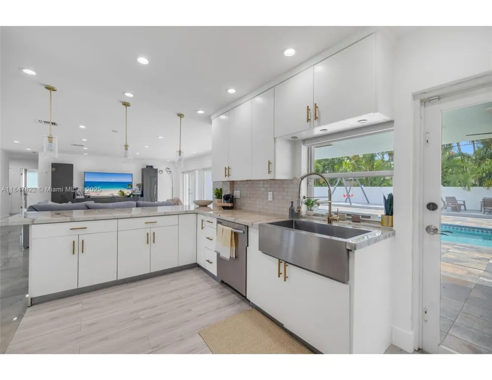 19810 NE 22nd av Miami, FL 33180