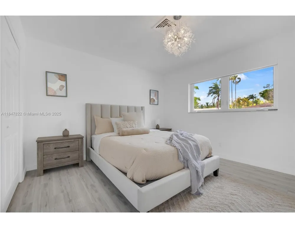 19810 NE 22nd av Miami, FL 33180