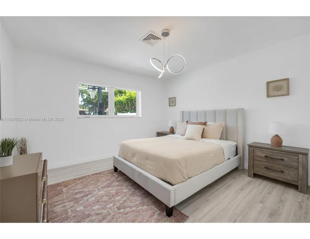19810 NE 22nd av Miami, FL 33180
