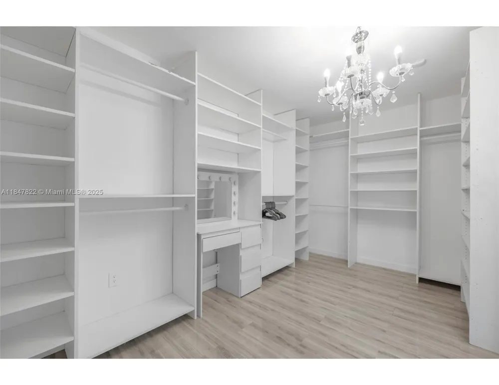19810 NE 22nd av Miami, FL 33180