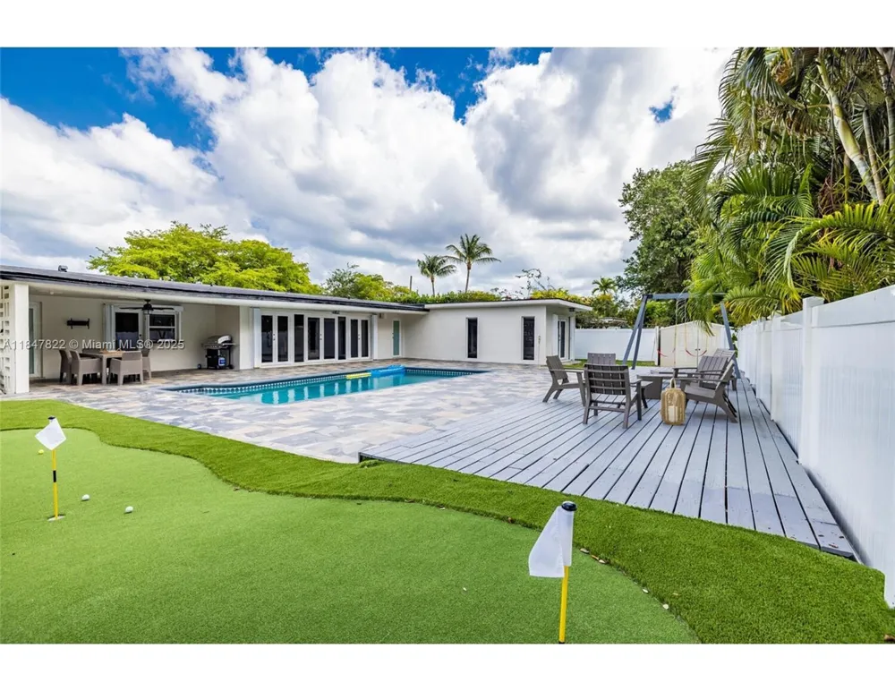 19810 NE 22nd av Miami, FL 33180