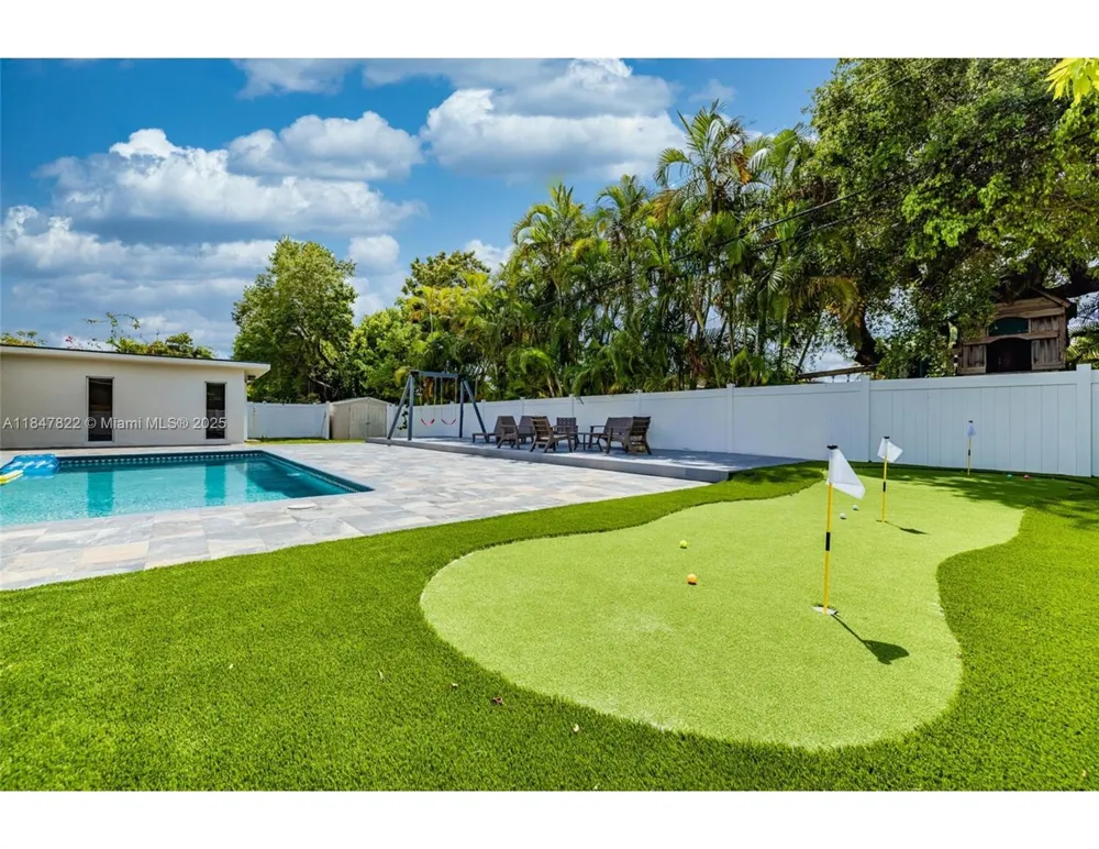 19810 NE 22nd av Miami, FL 33180