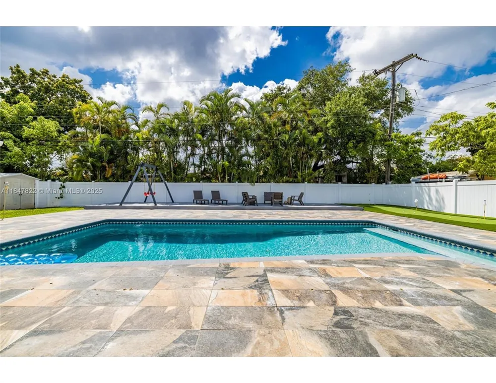 19810 NE 22nd av Miami, FL 33180