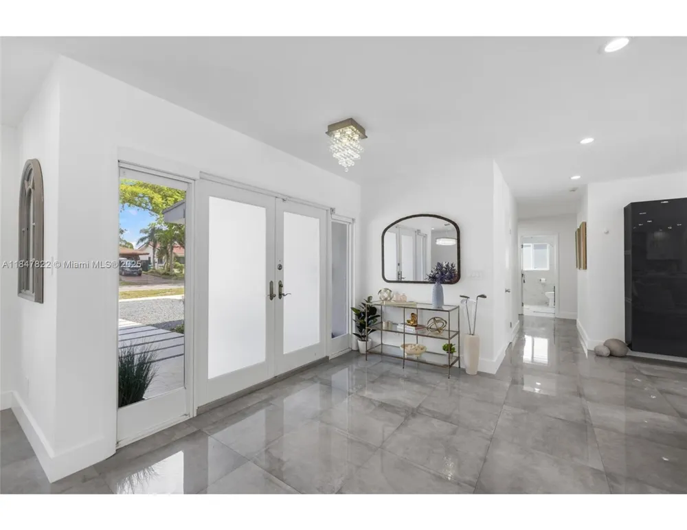 19810 NE 22nd av Miami, FL 33180