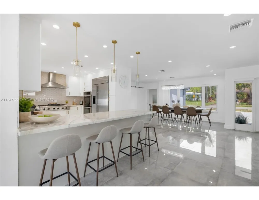 19810 NE 22nd av Miami, FL 33180