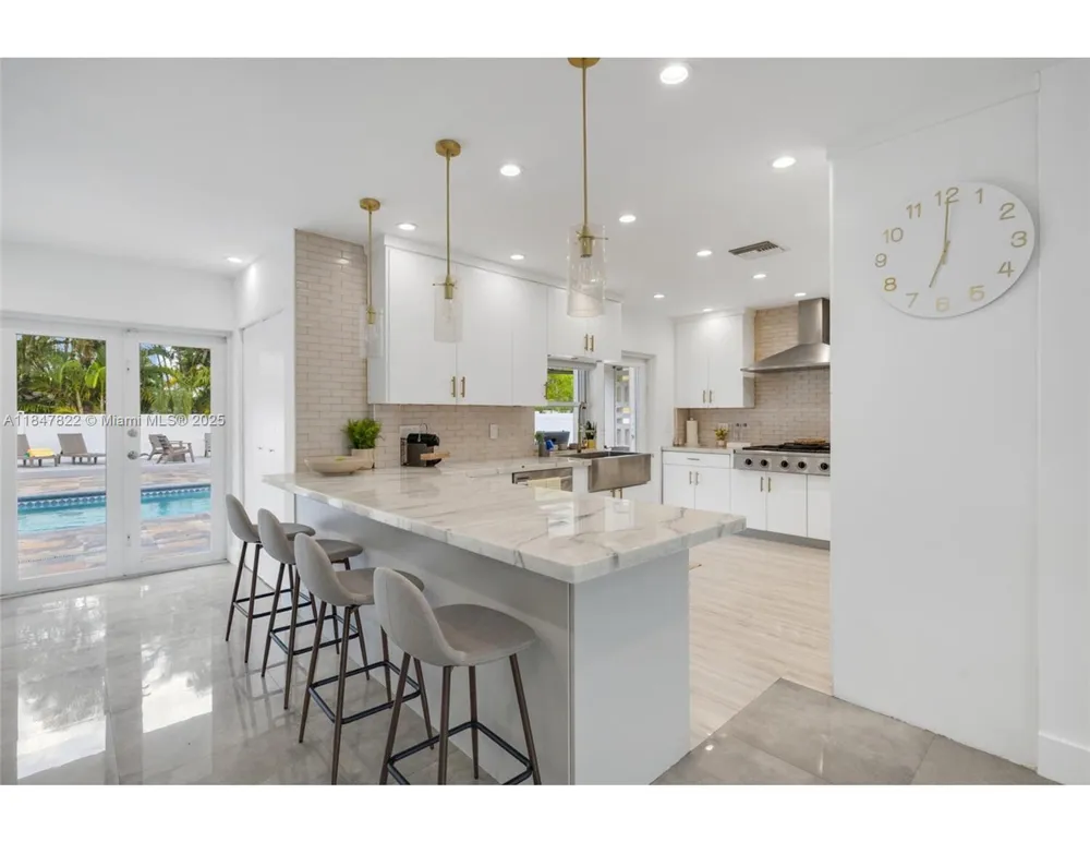 19810 NE 22nd av Miami, FL 33180