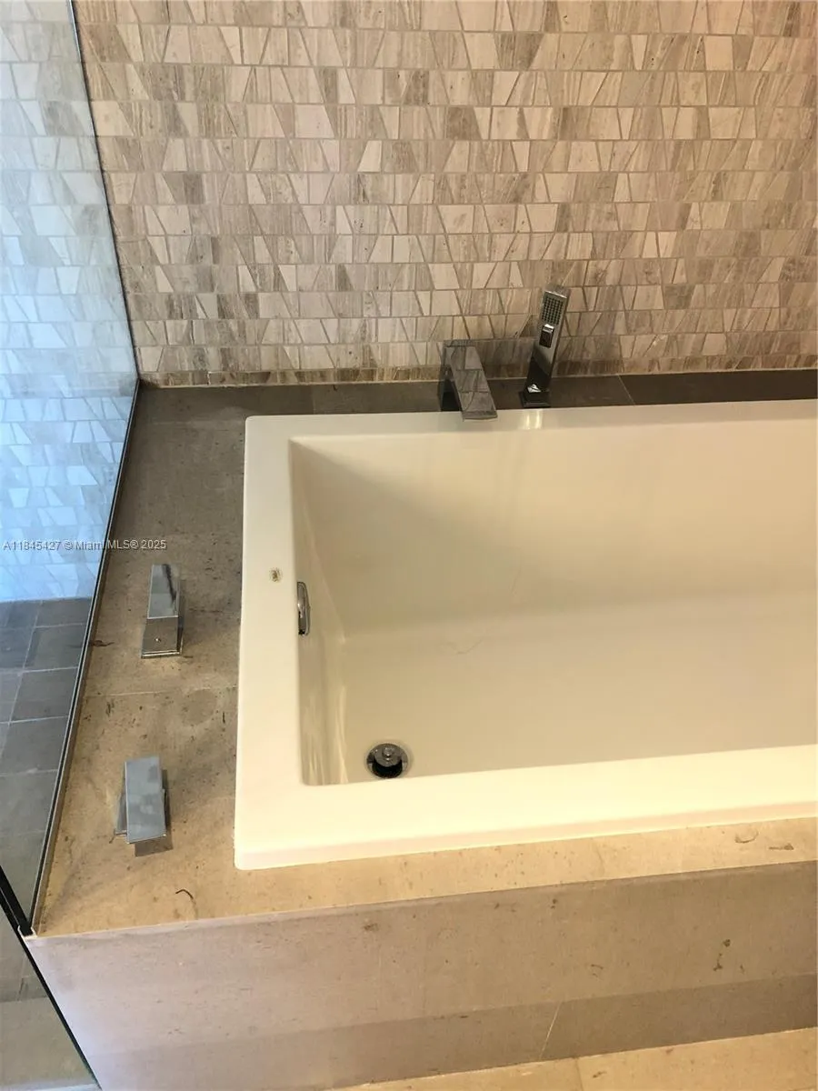 88 SW 7th St #2305 Miami, FL 33130