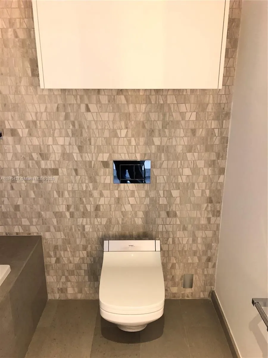 88 SW 7th St #2305 Miami, FL 33130