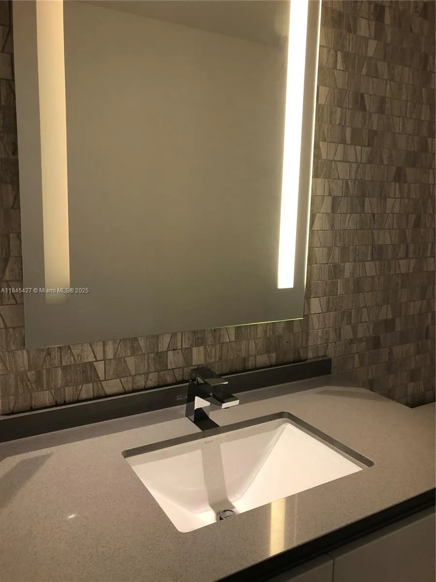 88 SW 7th St #2305 Miami, FL 33130
