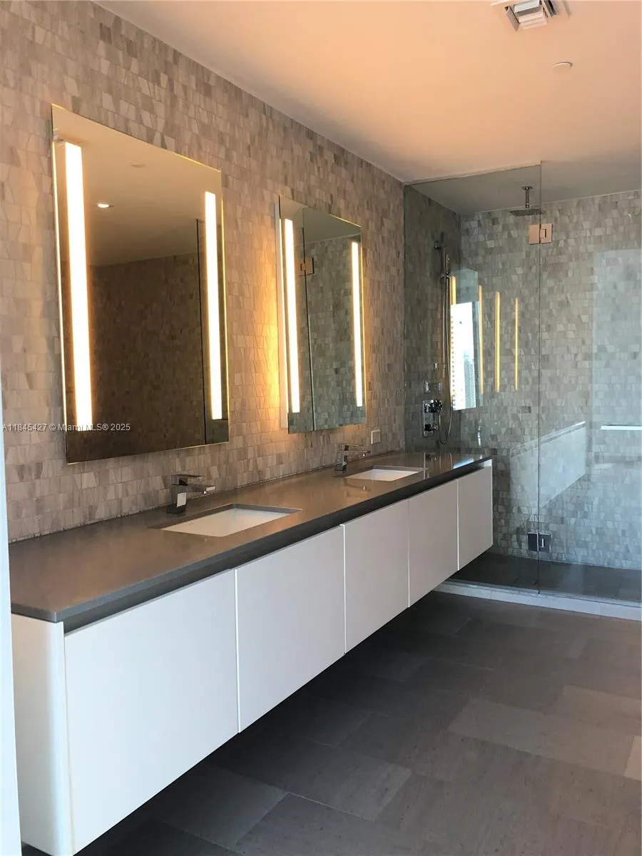 88 SW 7th St #2305 Miami, FL 33130