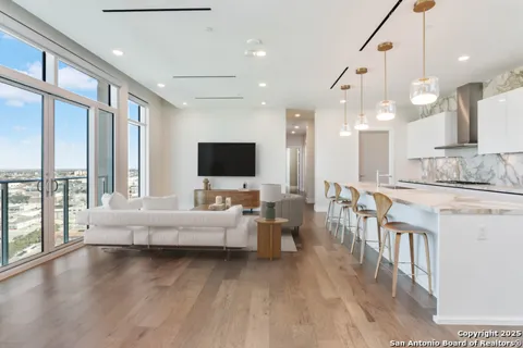 123 Lexington #1602