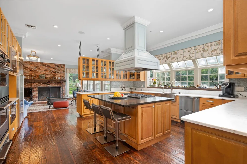 4 Clock Tower Lane Old Westbury, NY 11568