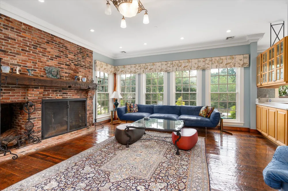 4 Clock Tower Lane Old Westbury, NY 11568