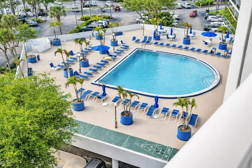 3701 Country Club Dr #204 Aventura, FL 33180