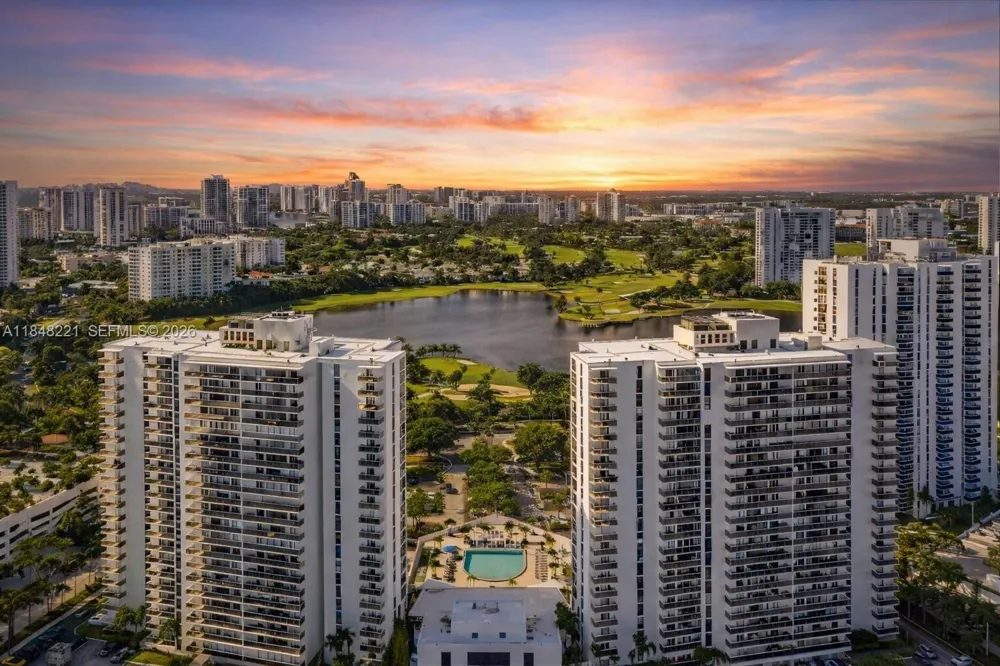 3701 Country Club Dr #204 Aventura, FL 33180