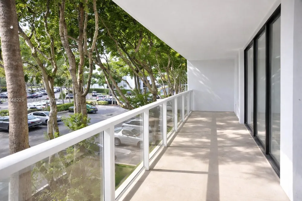3701 Country Club Dr #204 Aventura, FL 33180
