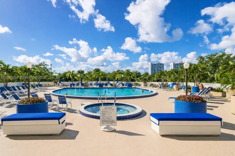 3701 Country Club Dr #204 Aventura, FL 33180
