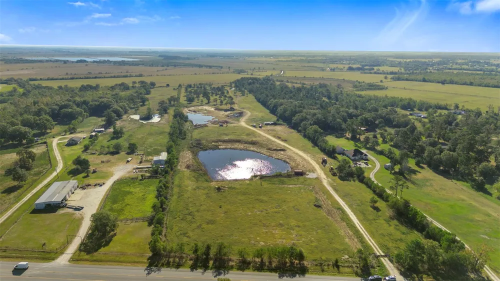 1624 Fm 563 Anahuac, TX 77514