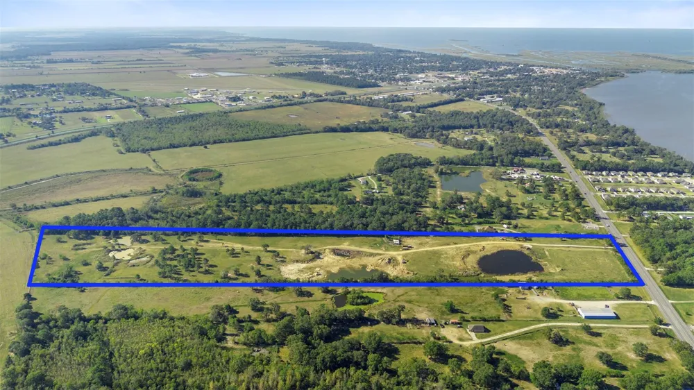 1624 Fm 563 Anahuac, TX 77514