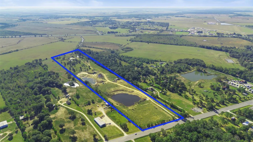 1624 Fm 563 Anahuac, TX 77514