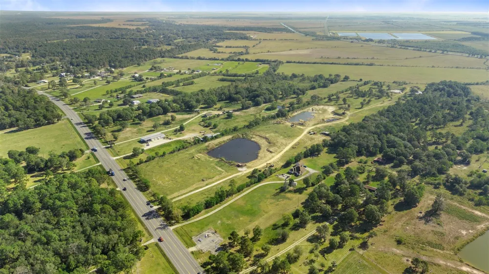 1624 Fm 563 Anahuac, TX 77514