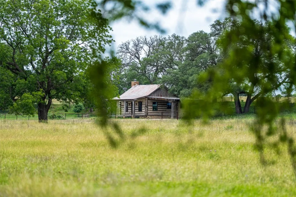 302 Hye Albert Road Hye, TX 78635