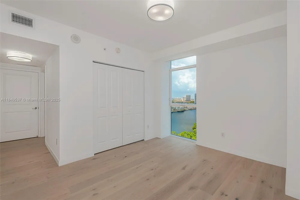 400 Sunny Isles Blvd #1819 ONE LEVEL Sunny Isles Beach, FL 33160
